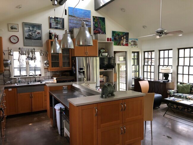Building Photo - 129 Woodbriar Rd