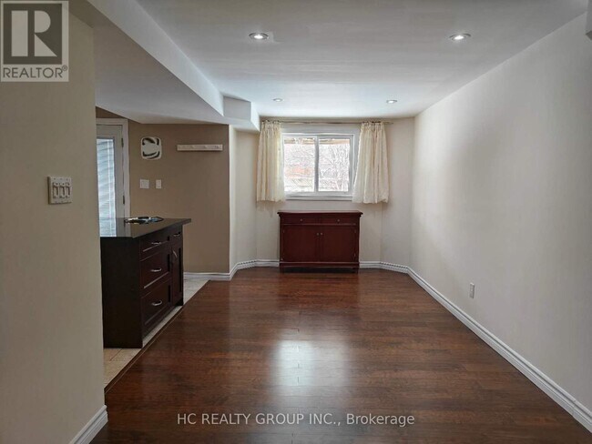 Building Photo - 4 Pine Bough Manor