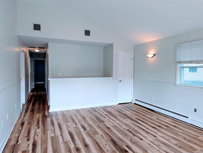 Building Photo - 139 Pine Neck Ave