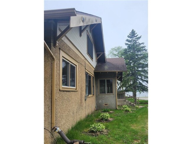 Building Photo - 108 2nd St S