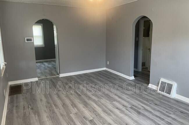 Building Photo - 830 SW Oakley Ave