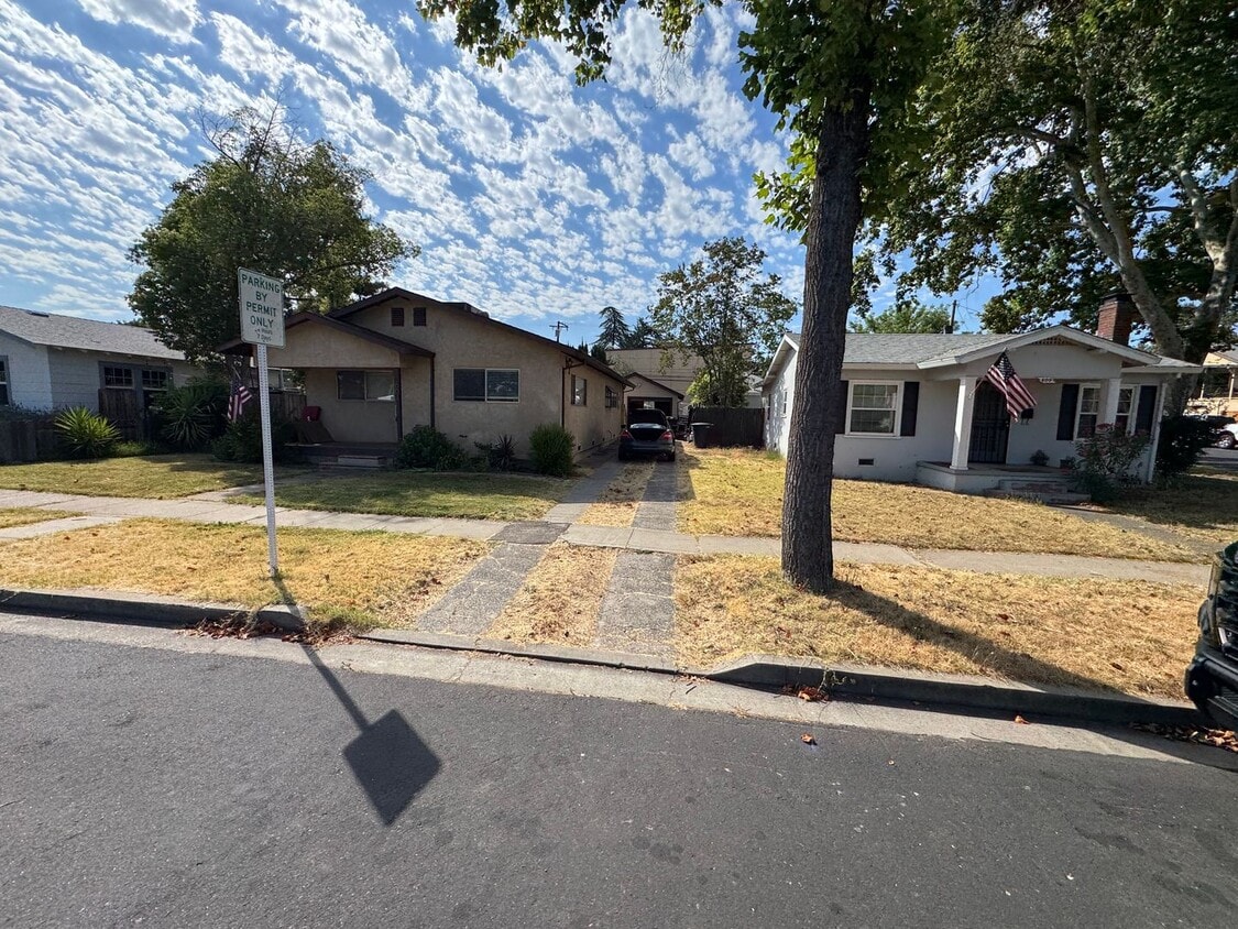 Building Photo - NICE TWO BEDROOM NEAR ROSEVILLE HIGH SCHOOL!!