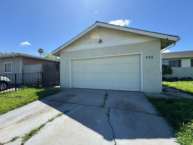 Building Photo - Three Bed, Two Bath Home with New Carpet a...