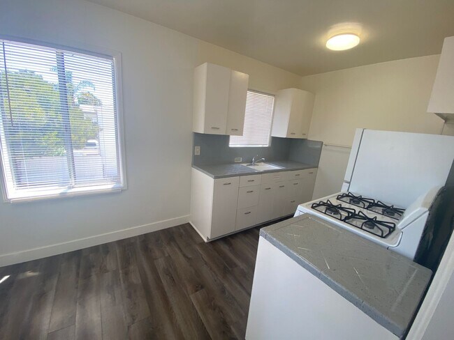 Foto del edificio - Upstairs 1 bedroom 1 bath unit with a one ...