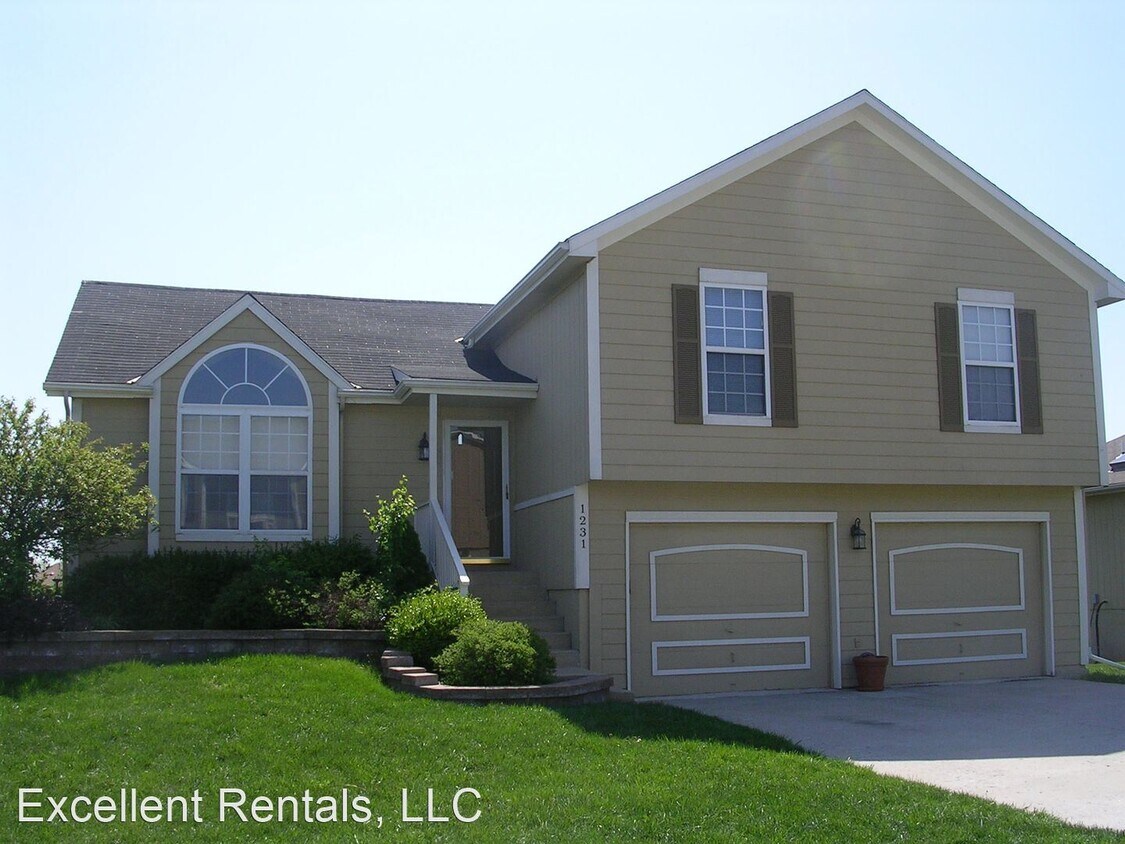Foto principal - 3 br, 3 bath House - 1231 SE Rosehill Dr.