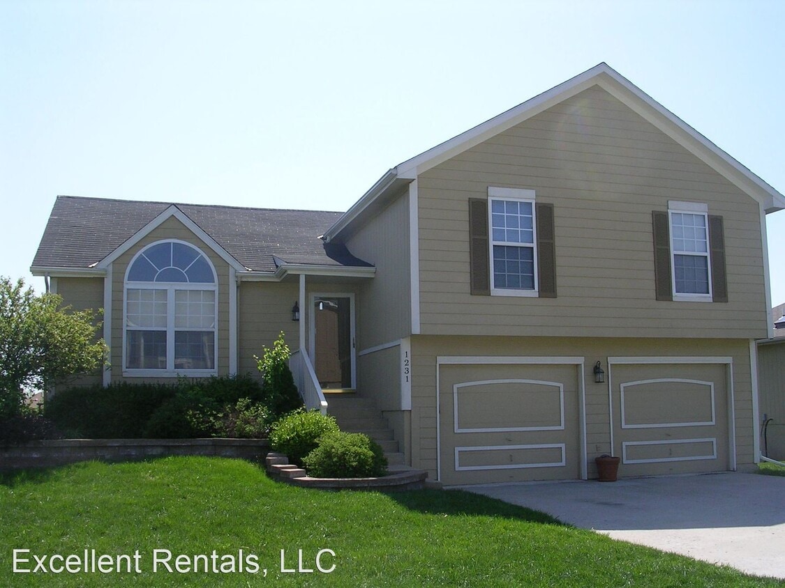 Primary Photo - 3 br, 3 bath House - 1231 SE Rosehill Dr.
