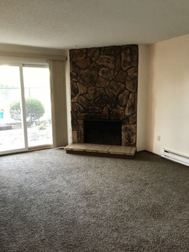 Building Photo - Great 1br 1bath Condo w/Tennis court/swimm...