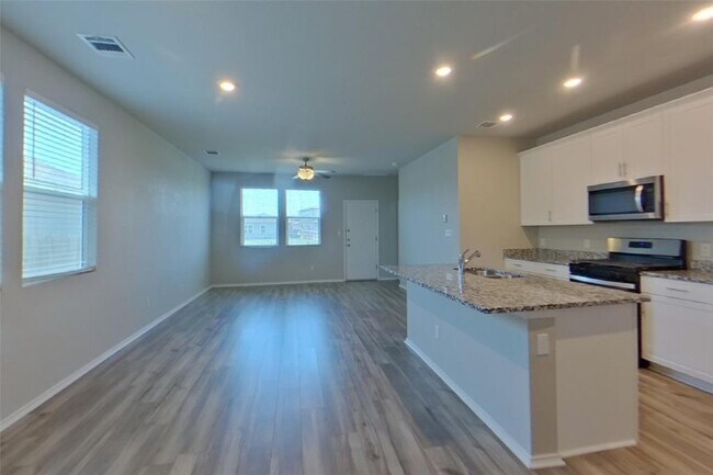 Building Photo - 5200 Saddle Clb Dr
