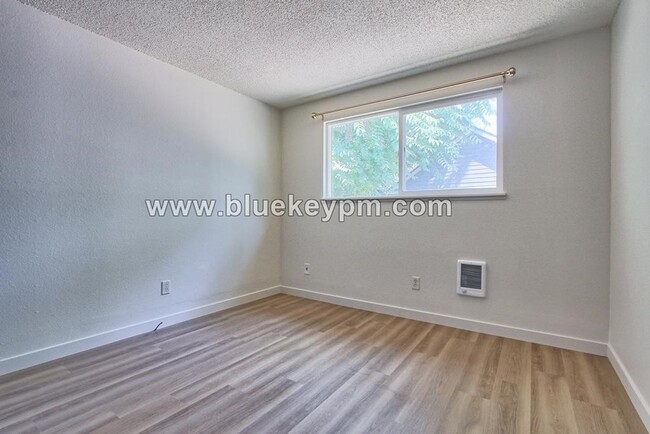 Foto del edificio - Newly Remodeled  2 Bed, 1 Bath Duplex with...