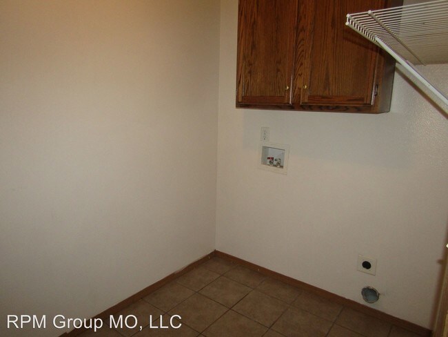 Building Photo - 5591 N Brown Ln