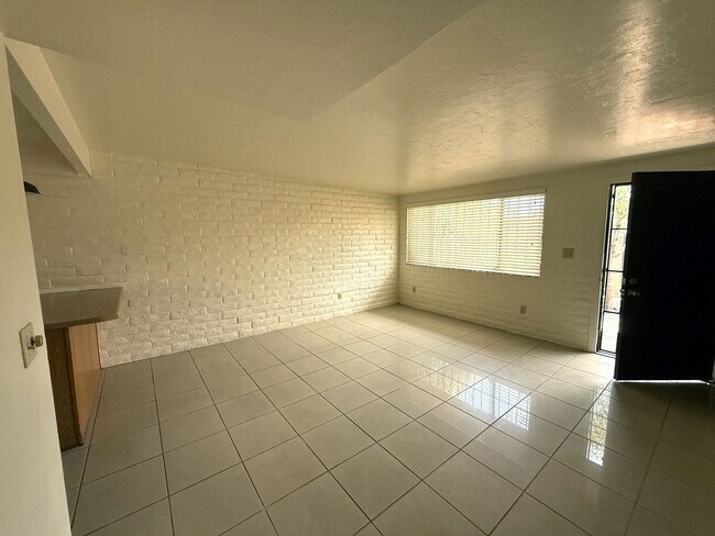 Foto del edificio - Available Now!
