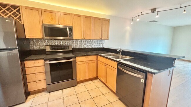 Foto del edificio - Spacious 2BR/2BA Condo – 1,086 SF + Parking + River Views | NW Portland