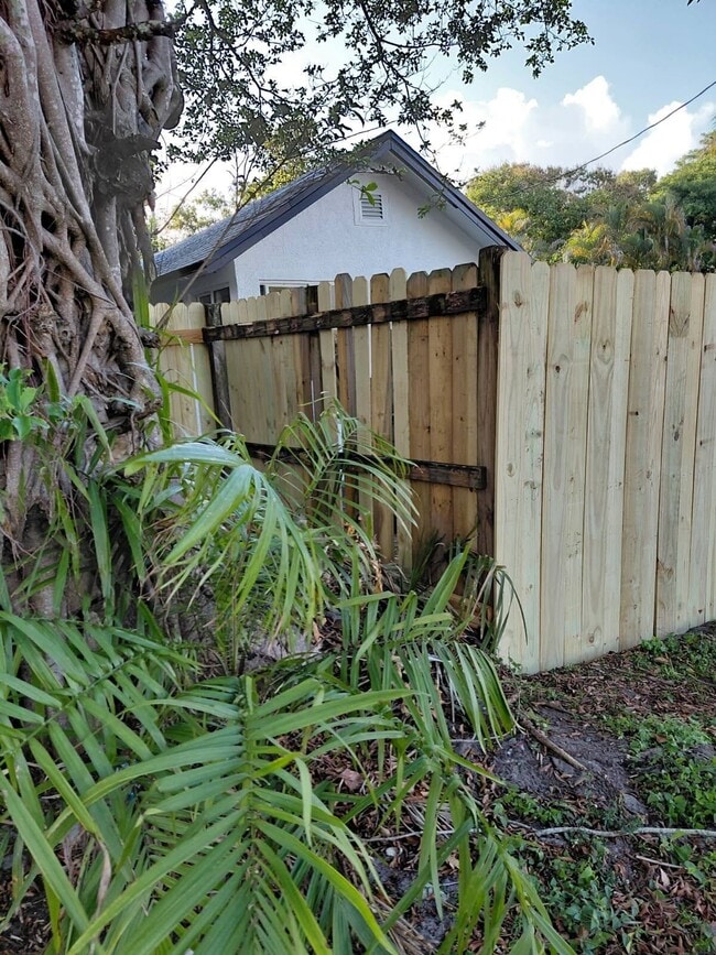 Building Photo - 1345 NE 5th Terrace