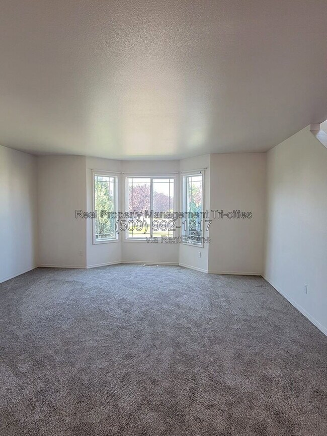 Foto del edificio - 7606 Quadra Dr