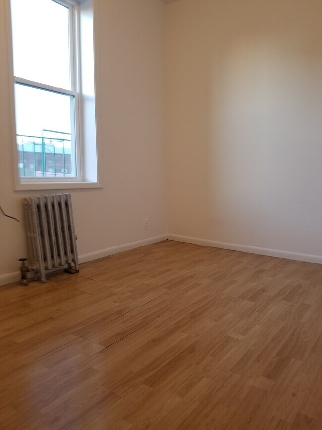 bedroom - 4202 Broadway