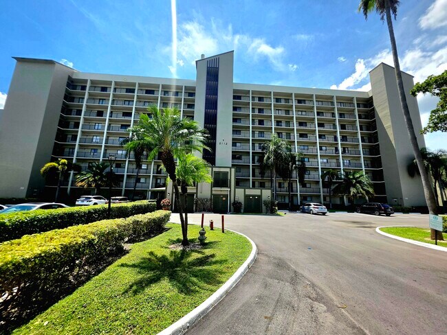 Building Photo - 2112 S Cypress Bend Dr