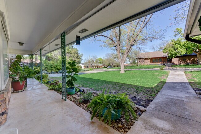 Foto del edificio - 210 Live Oak Dr