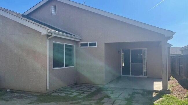 Foto del edificio - 3-bedroom, 2-bath home in the desirable Beachwood area of West Merced