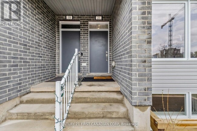 Building Photo - 990 Deveron Crescent