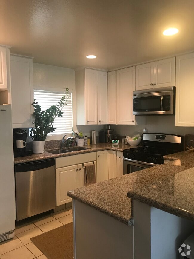 Building Photo - 17071 Sims Ln