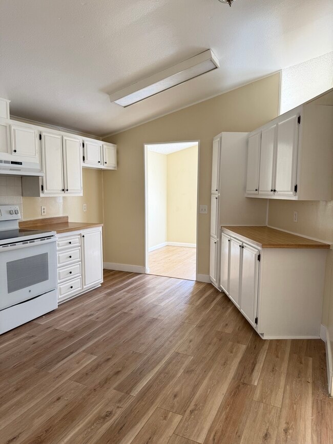 Foto del edificio - 24425 Woolsey Canyon Rd