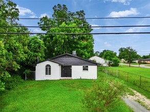 Building Photo - 502 N Oak St