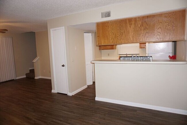 Building Photo - 3/2 townhome on Westside Near NAS