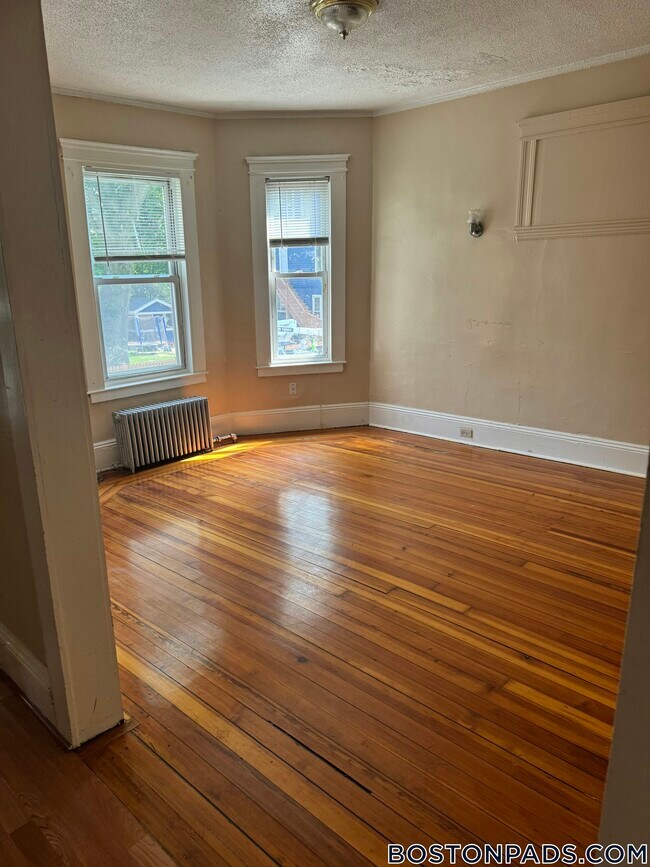 Building Photo - 110 Howland St
