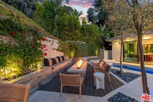 Foto del edificio - 8145 Willow Glen Rd