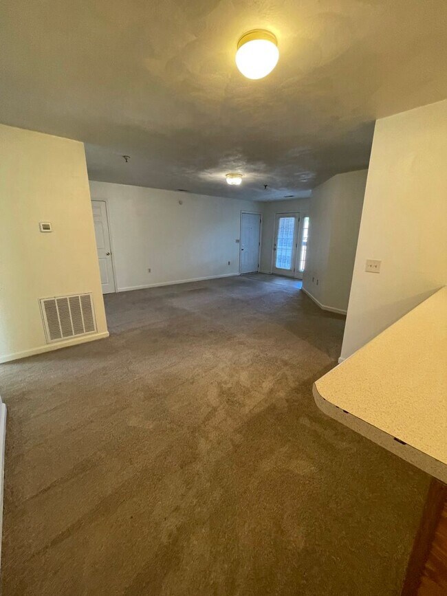 Building Photo - 4 Bedroom 2 Bath Apartment Top Floor