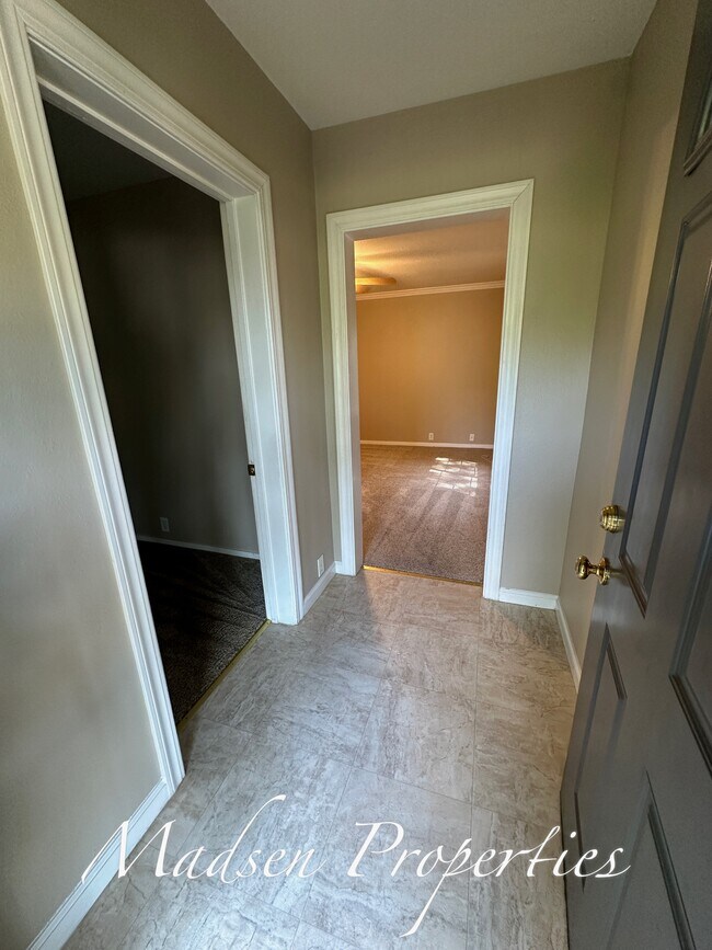 Foto del edificio - 381 E 9th St