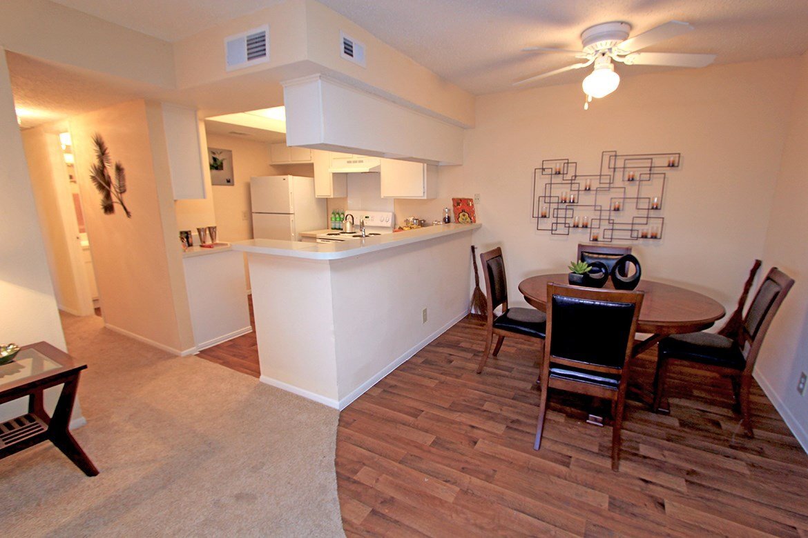 Foto del edificio - 7117 Wood Hollow Dr