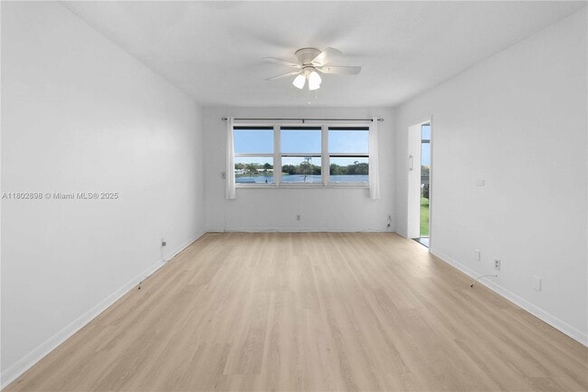 Building Photo - 2223 Park Ln