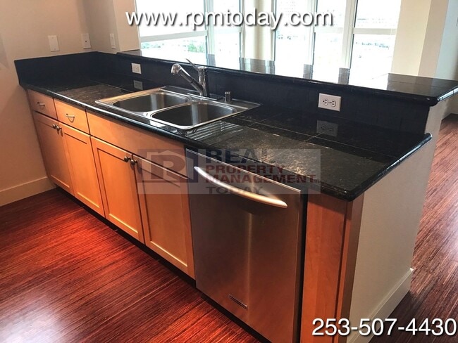 Building Photo - Incredible 5th Floor 2 Bedroom Condo with AMAZING Views!