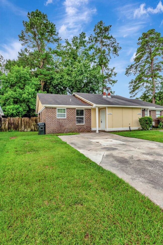 Building Photo - Charming 2-Bedroom Duplex in Gadsden Acres...