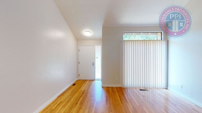 Building Photo - Prime West Linn Location - Walkable to Hig...