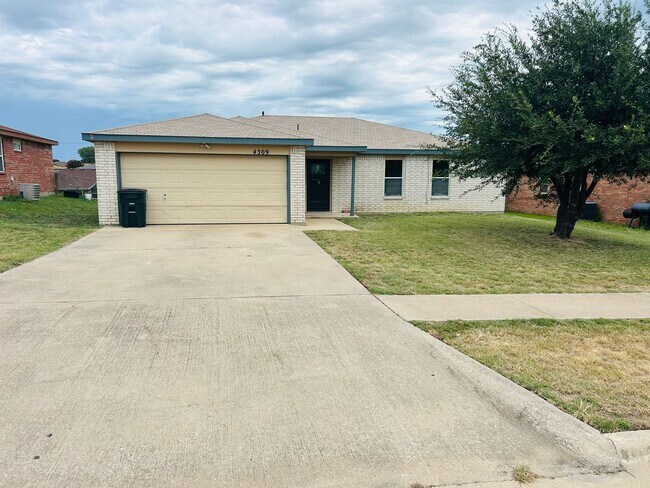 Building Photo - 4 Bedroom Home for Rent