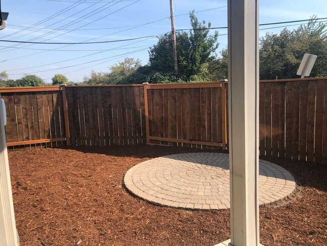 Building Photo - Newer 3 bedroom, 2.5 bath duplex in desirable neighborhood!