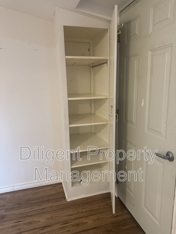 Building Photo - 612 Romaine St