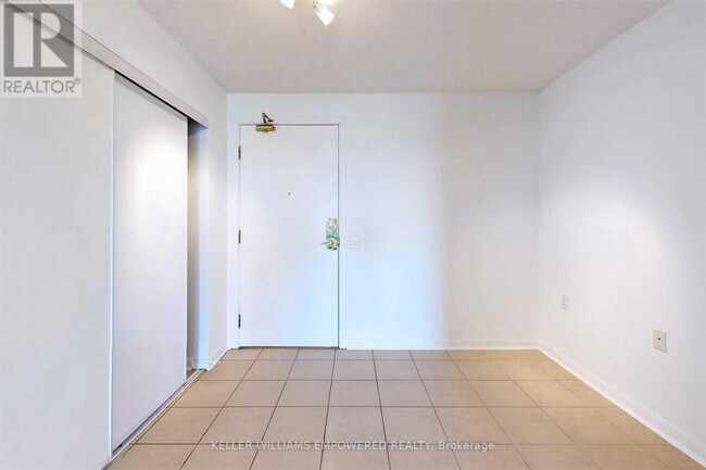 Photo du bâtiment - 325-650-650 Lawrence Ave W