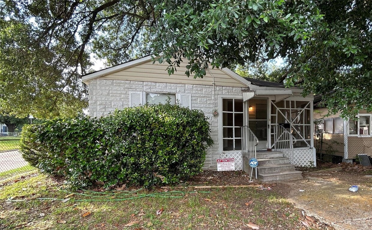 Building Photo - 634 W.63rd St.