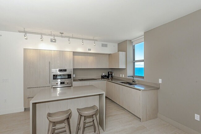 Building Photo - 4010 S Ocean Dr