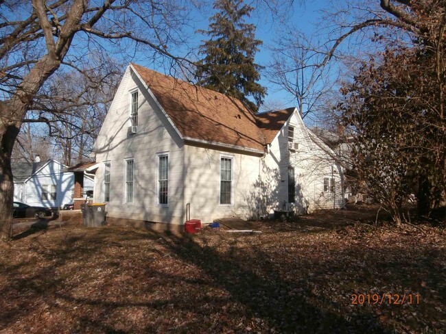 Building Photo - 803 S Washington St