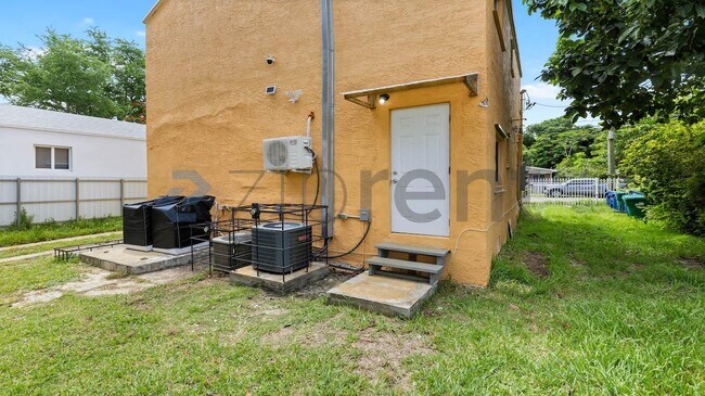 Building Photo - Unit