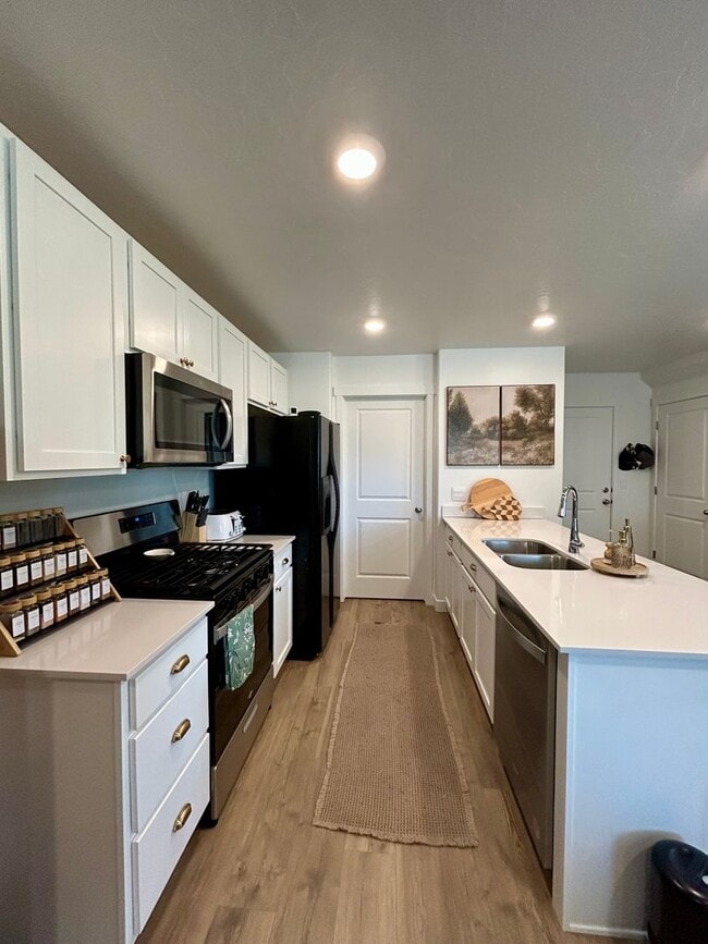 Building Photo - End Unit 3 bed 2 bath Townhome in Spanish ...