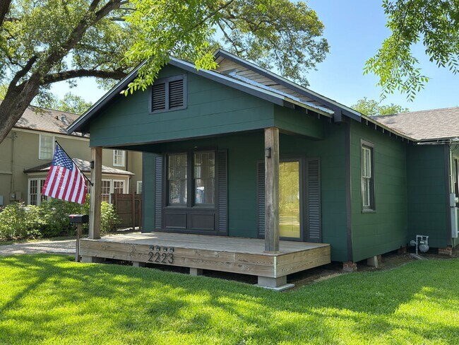 Foto del edificio - Cozy Cottage Retreat with Hardwood Floors ...