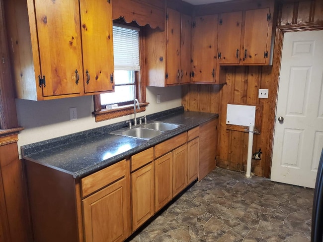 Building Photo - 811 Paul St