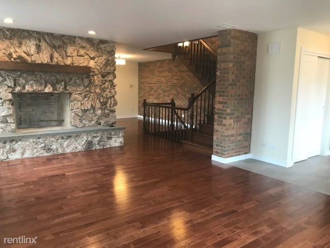 Building Photo - 3 br, 2.5 bath Townhome - 242 North Street