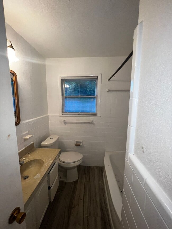 Foto del edificio - 3/2/2 home on a quiet street. Centrally lo...