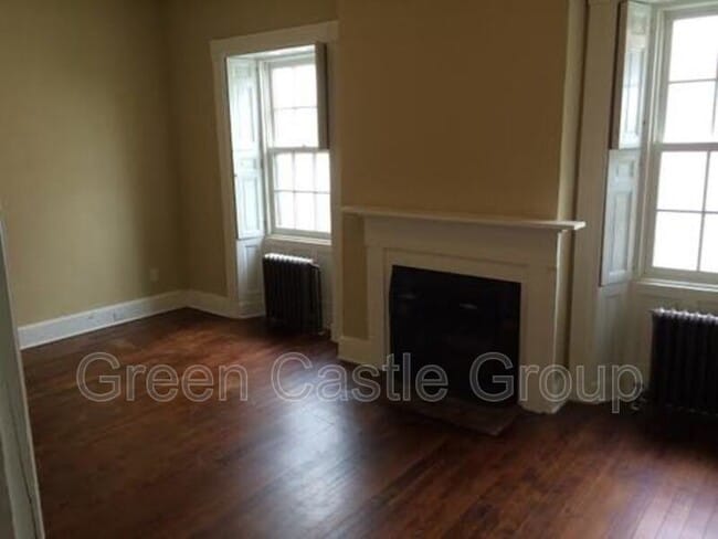 Building Photo - 323-325 College Street, Unit 9